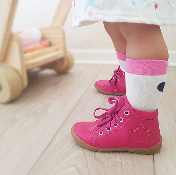 Kids-wearing-socks-4